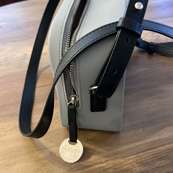 VEGAN CHELSEA CLASSIC GREY BAG WITH BLACK STRAP - Picture 5 of 8